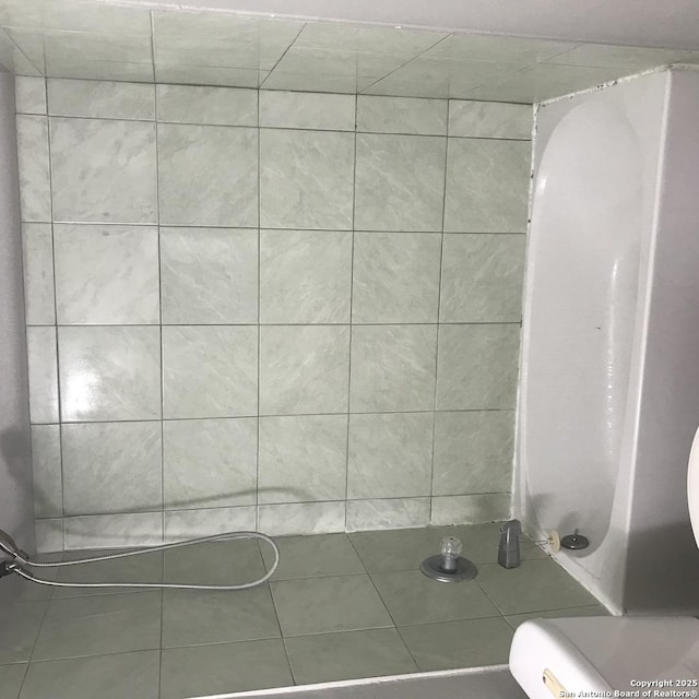 bathroom featuring tiled shower / bath