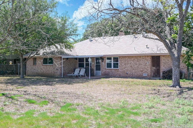 ranch-style home featuring a front lawn