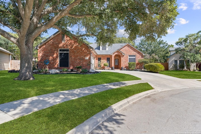 view of front of property featuring a front yard