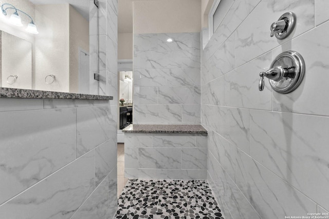 bathroom featuring tiled shower