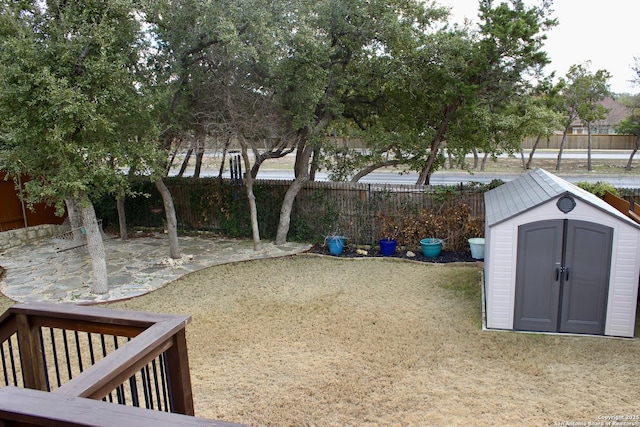 view of yard featuring a shed