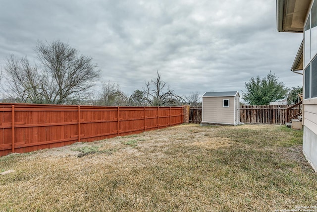 view of yard featuring a shed