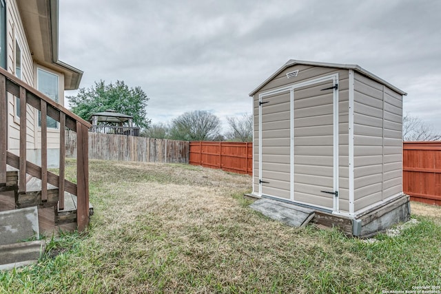 view of yard featuring a storage shed