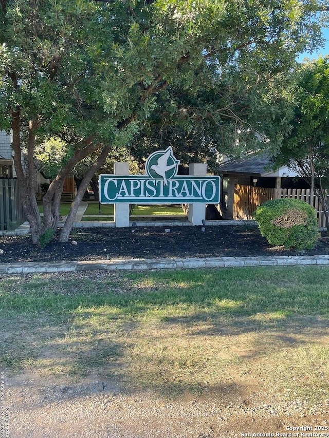 community sign featuring a lawn