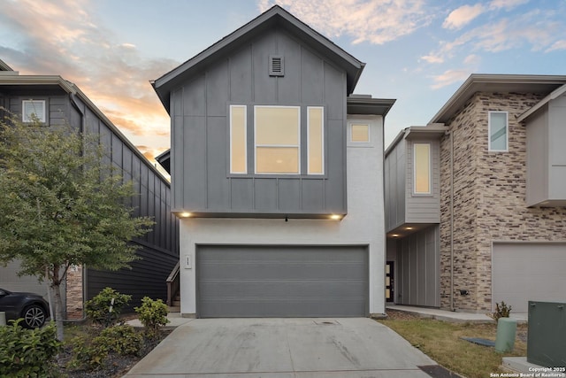 view of front facade featuring a garage