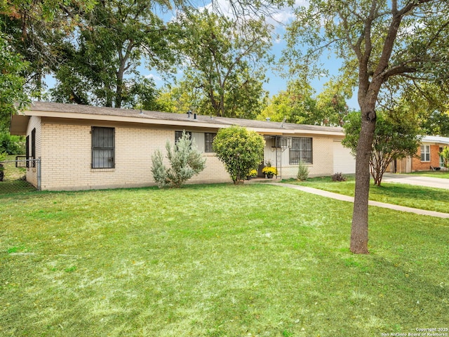 single story home featuring a front lawn