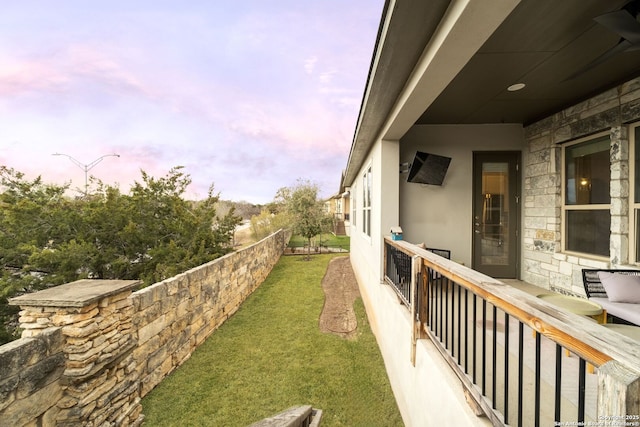 view of yard at dusk