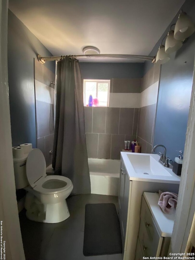 full bathroom with shower / bath combination with curtain, vanity, and toilet