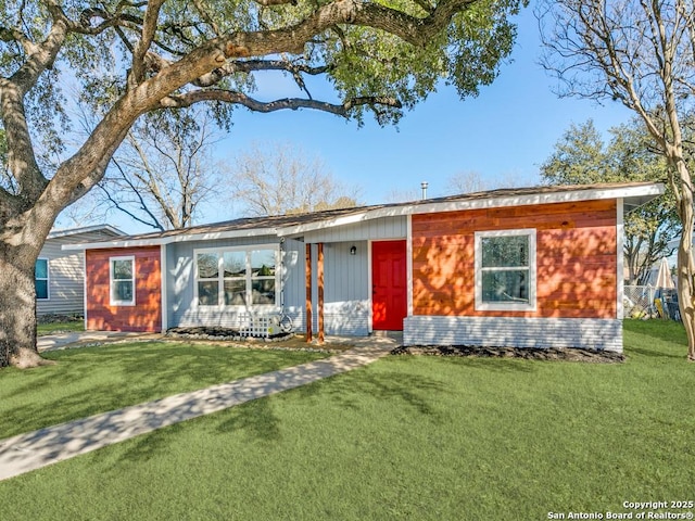 single story home featuring a front yard