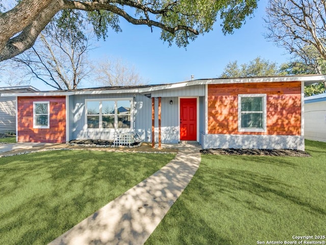 ranch-style home featuring a front lawn