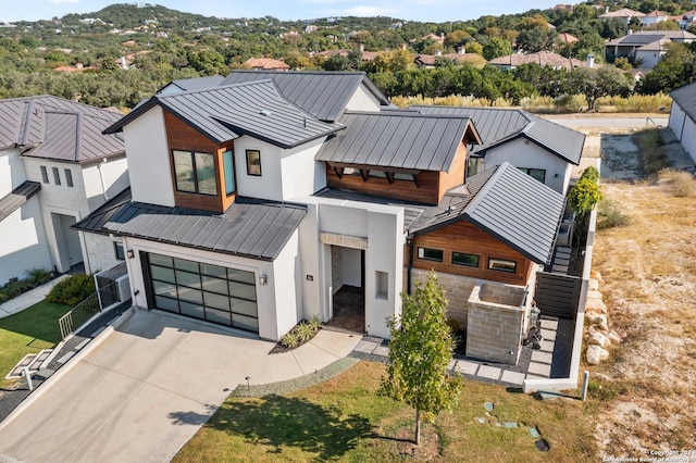 view of front facade featuring a garage