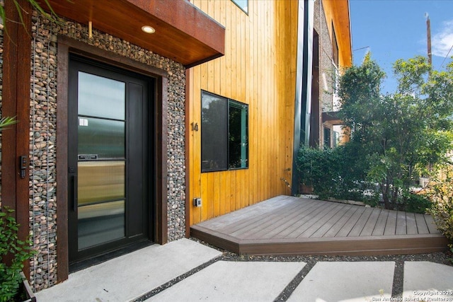 property entrance with a wooden deck