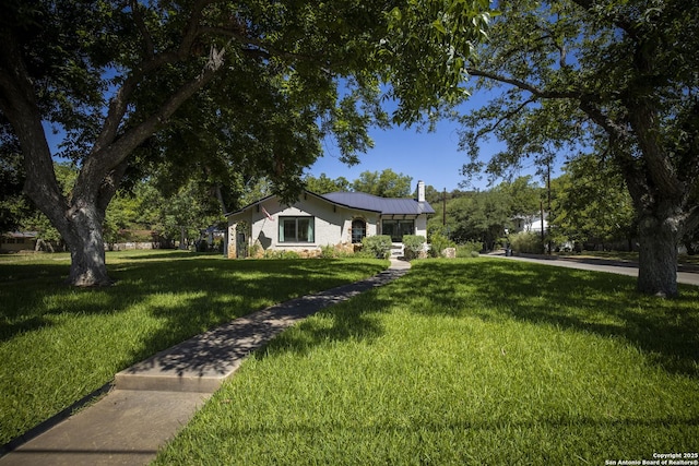 view of front facade featuring a front lawn