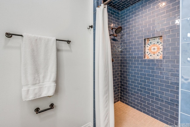 bathroom featuring tiled shower