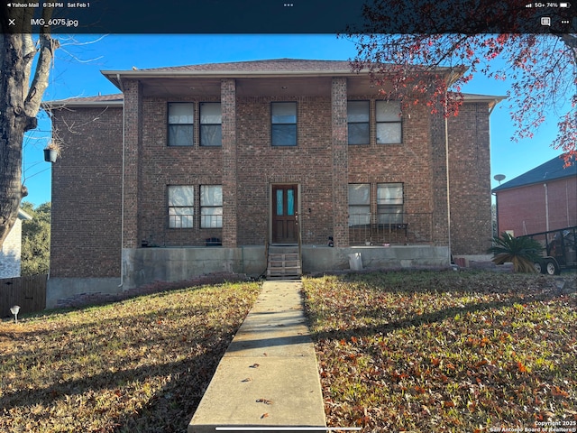 view of front of house featuring a front lawn