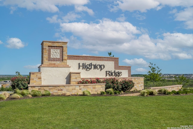 community sign with a yard