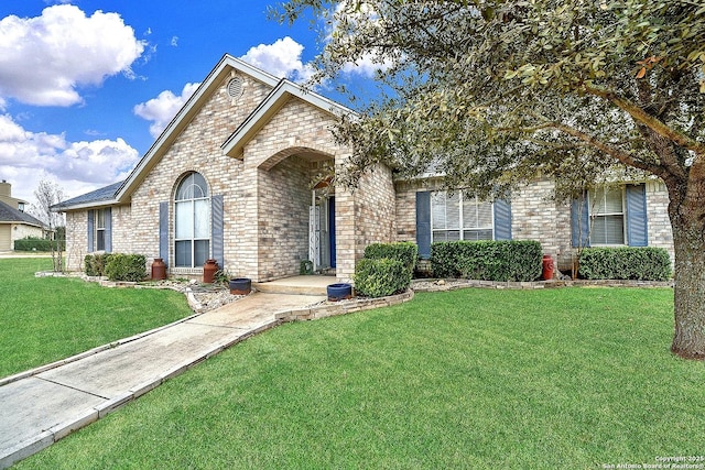 view of front of property featuring a front yard