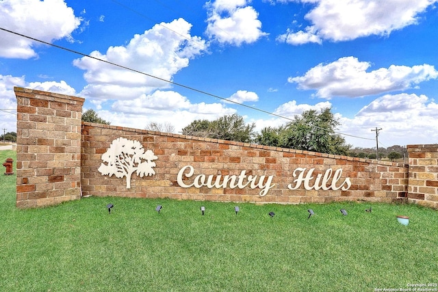 community sign with a yard