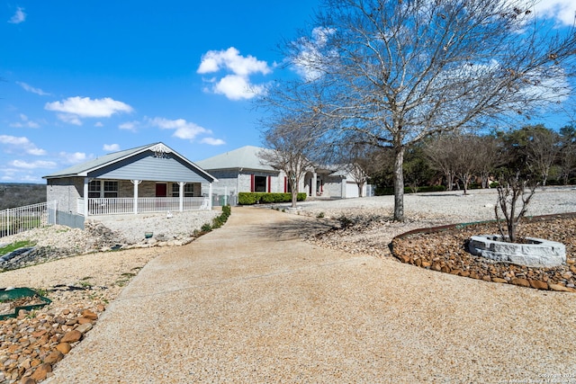 view of front facade with concrete driveway