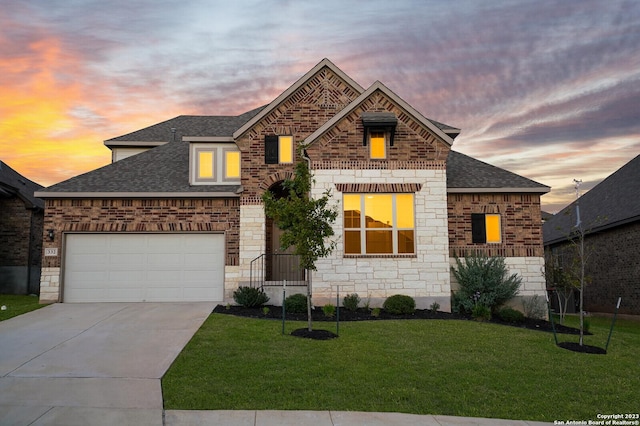 view of front of property featuring a yard