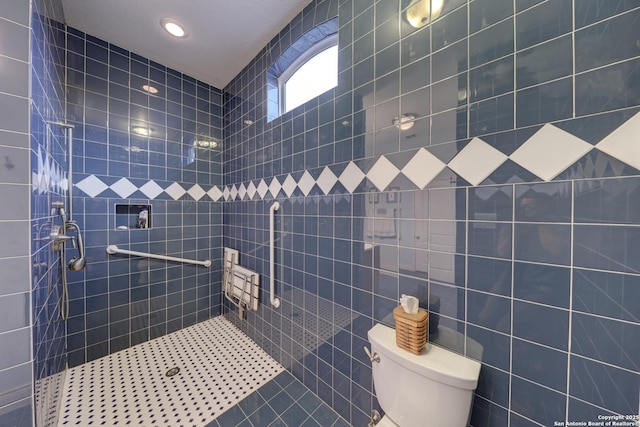 bathroom featuring tiled shower and toilet