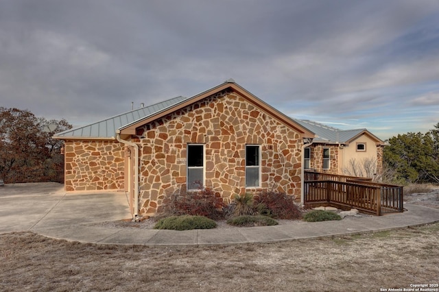 view of front of house featuring a wooden deck