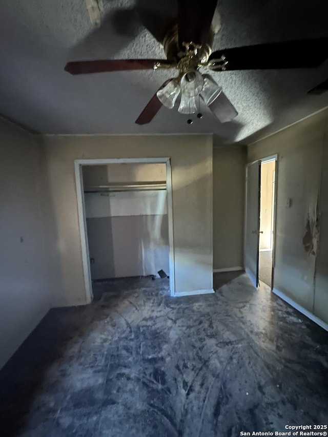 unfurnished bedroom with ceiling fan, a closet, and a textured ceiling