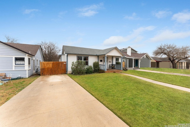 view of front of property with a front lawn and covered porch