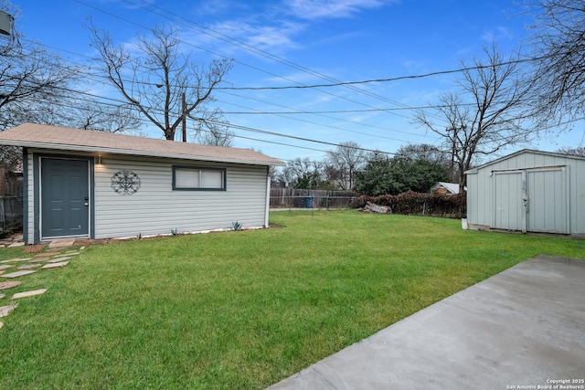 view of yard featuring a shed