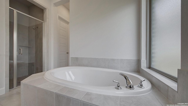 2929 Vistablue Ln, San Antonio, TX 78245 - full bath featuring a garden tub and a shower stall