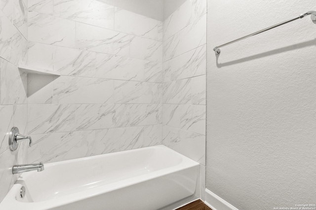 bathroom with tiled shower / bath