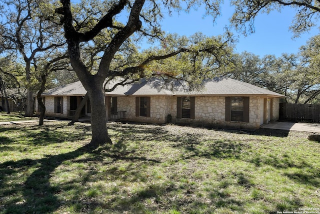 view of front facade featuring a front lawn