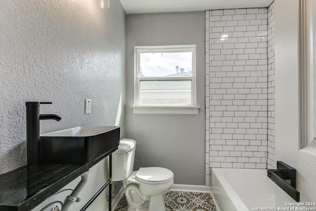 bathroom with tiled shower / bath and toilet