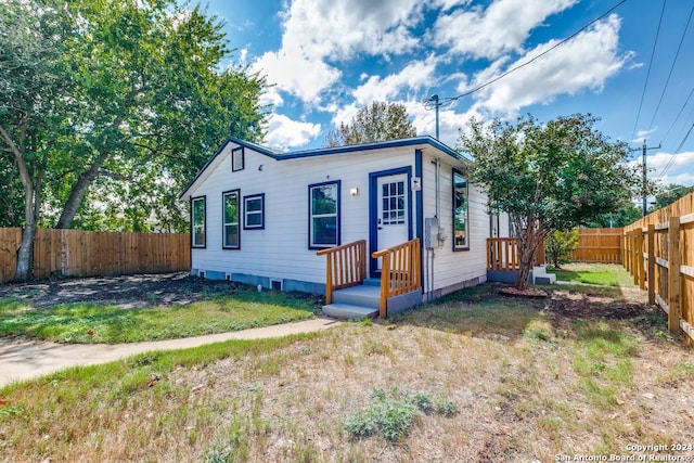 view of front of home with a front lawn