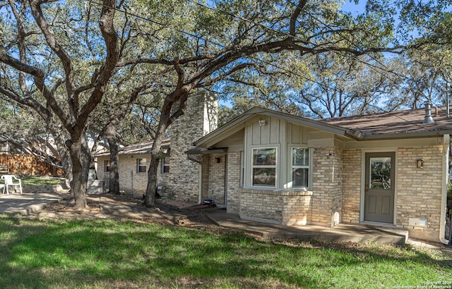 view of front of house featuring a front lawn