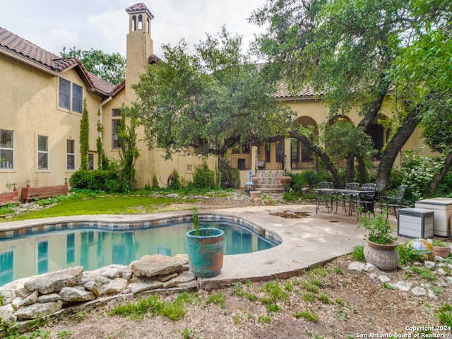 view of swimming pool featuring a patio