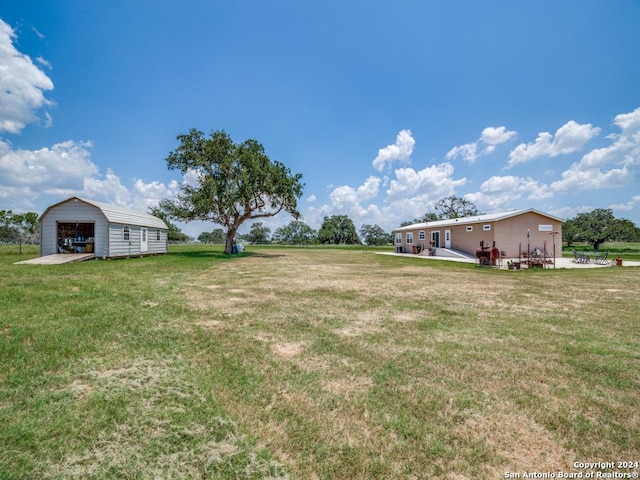 view of yard with a garage and an outdoor structure