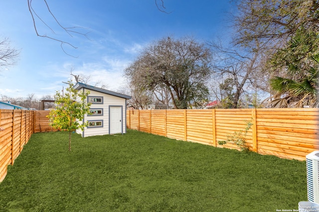 view of yard with an outdoor structure