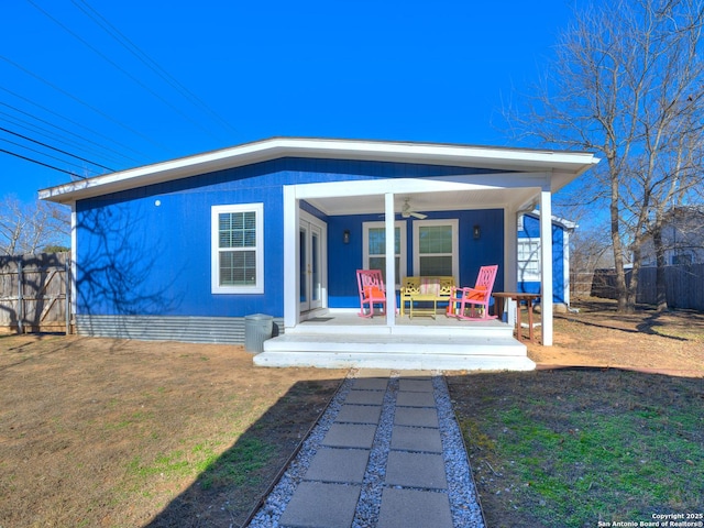 337 W Hackberry St, Fredericksburg, TX 78624 - back of house with ceiling fan and a lawn