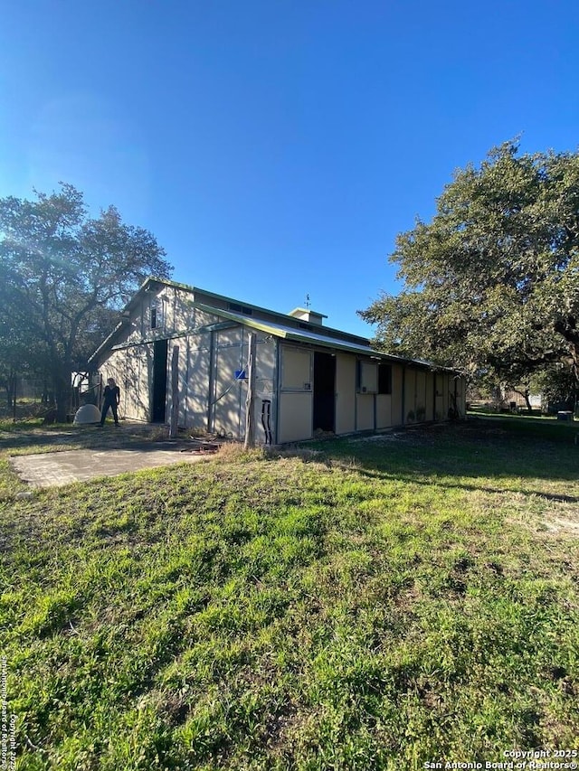 back of house featuring a yard