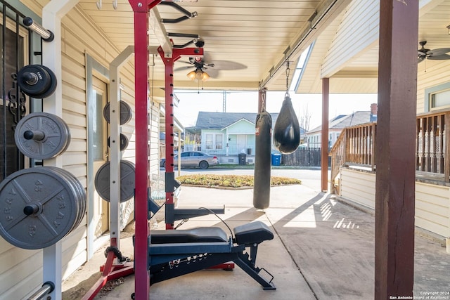 exercise room featuring ceiling fan