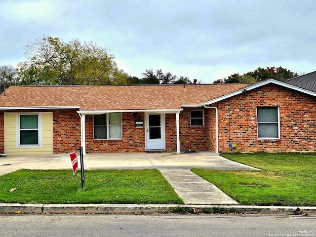 single story home with a front lawn