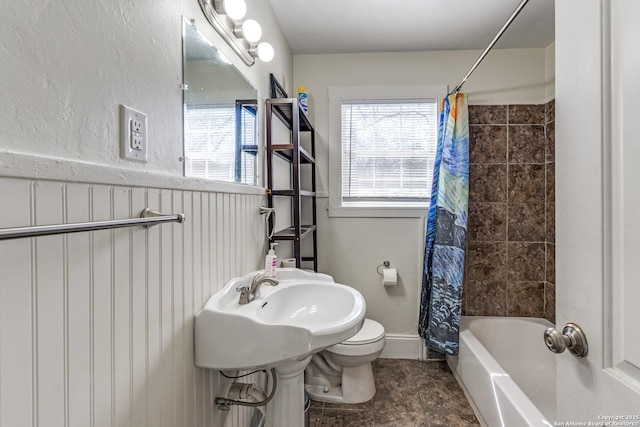 bathroom featuring shower / bath combo with shower curtain and toilet