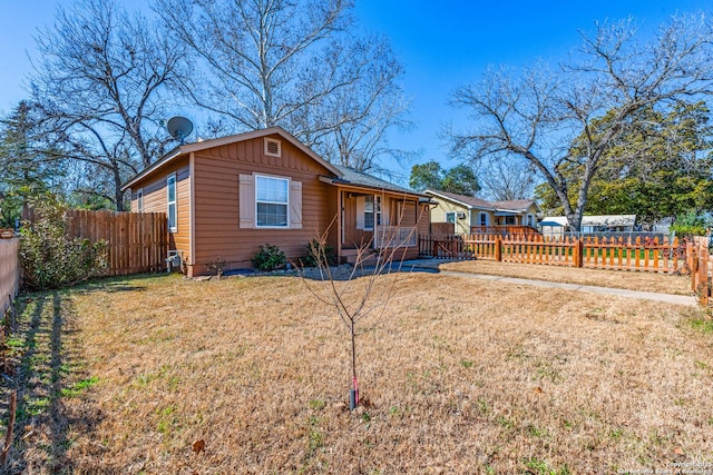 view of front of property featuring a front yard