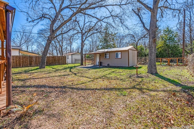 view of yard featuring an outbuilding