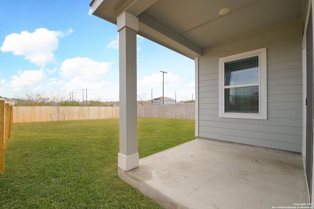 view of yard featuring a patio area