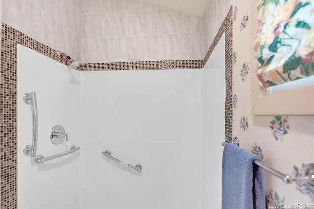 bathroom featuring a tile shower