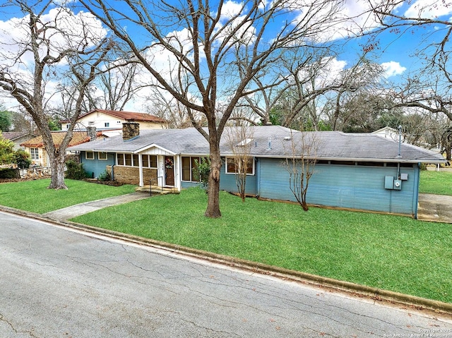 view of front of house with a front lawn