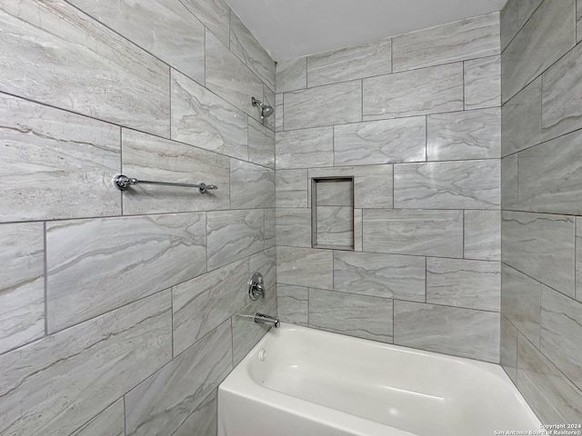 bathroom with tiled shower / bath