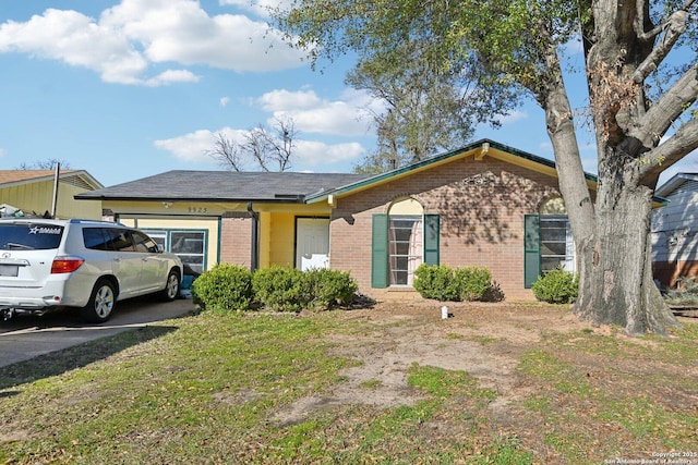 single story home featuring a front lawn